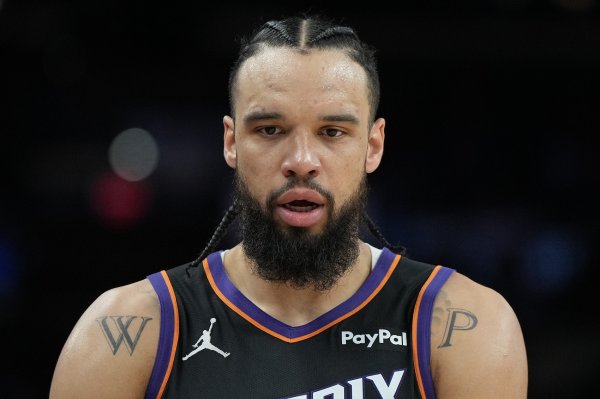 股票能配资吗 碰到老詹就冲动！狄龙半场身背4次犯规 10中5得10分&三分2中0