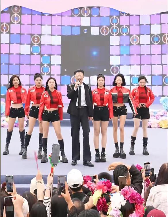 口碑最好的配资平台 千万网红郭有才菏泽牡丹园杀疯了！与老婆合跳《科目三》